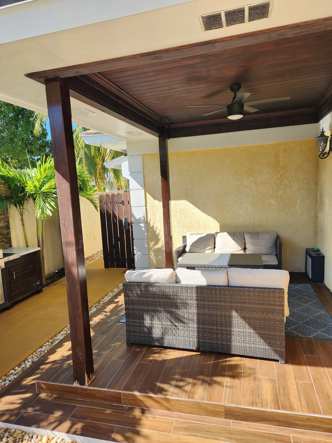 Covered patio with ceiling fan
